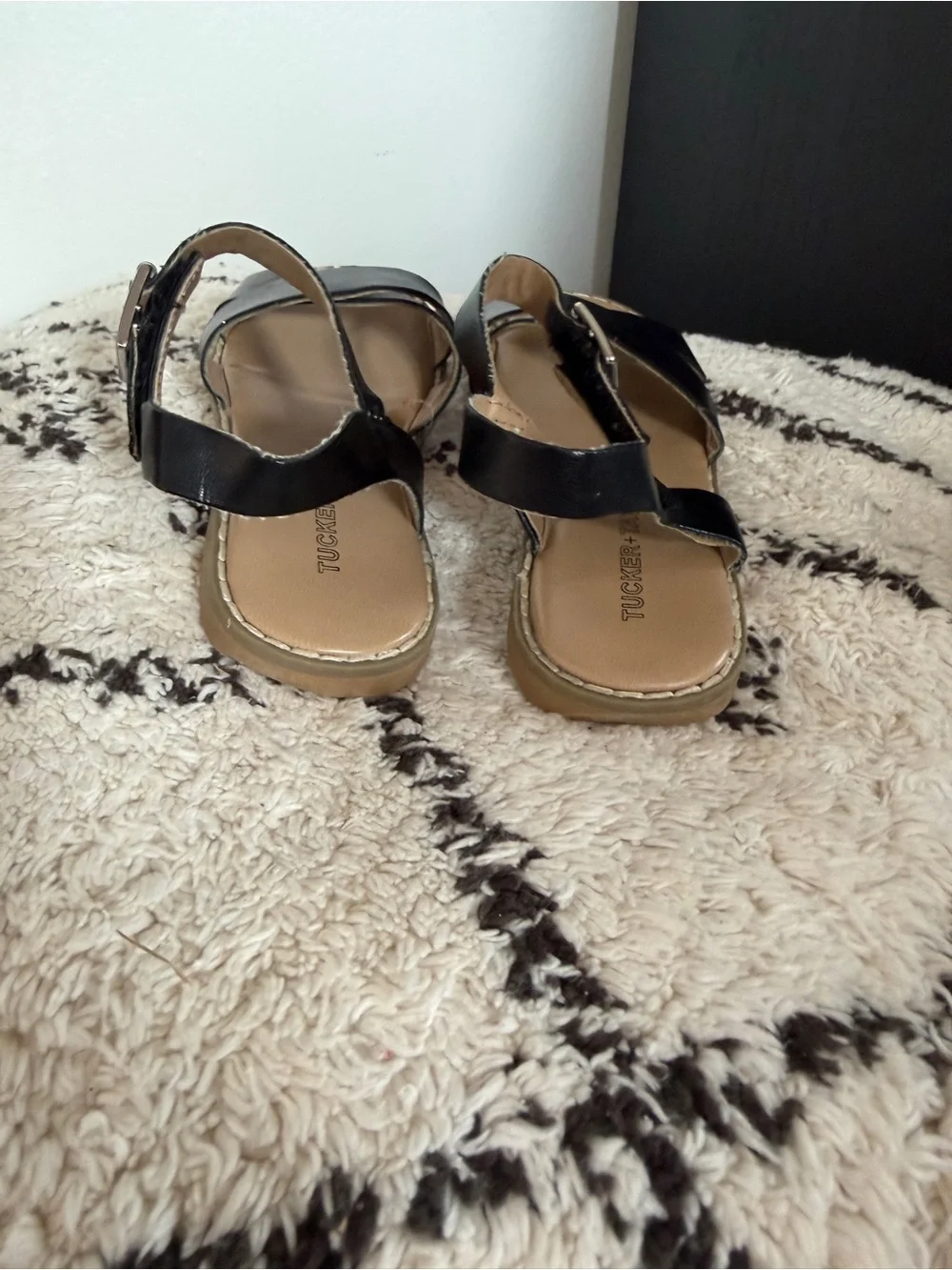 Tucker + Tate Girls Black Criss Cross Ankle Strap Sandals 9 summer shoes neutral